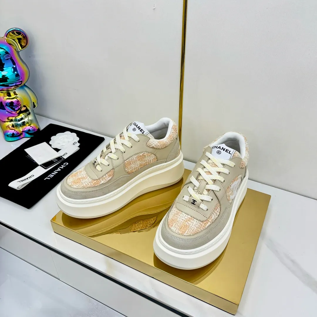 👟👟Ex-factory price 600👟👟 Upgraded version, upgraded version, upgraded version! No rebuttal accepted! ! ! ! Chanel Chanel panda shoes! 2025 counter's top casual sports shoes. This classic design; the upper is electro-embroidered with a variety of techniques; the outsole is fashionable and sporty; the unusual inclusion of a variety of color matching elements... The diversified mix and match is very good-looking and versatile, and can be used for leisure, fashion, sports, and outdoor... ꫛꫀꪝ Go➫ Materials: ❶Upper made of: original imported first-layer silk cowhide + original waterproof cloth + original first-layer cowhide ❷Inner lining: Original Yangli+Net ❸Outsole based on: Original TPU combination outsole Counter boutique packaging complete set for women 35–41 👉 👉 👉 👉 👉